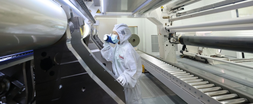 技術(shù)攻堅(jiān)結(jié)碩果！合肥樂凱成功下線超寬幅超薄高端光學(xué)聚酯薄膜